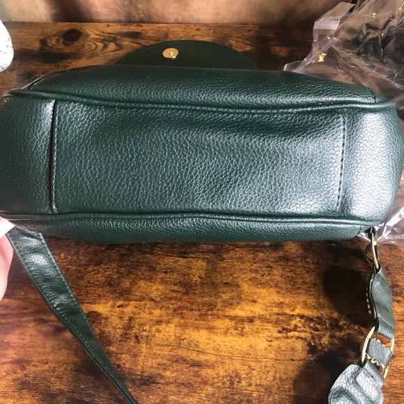 Vintage Green Purse with Gold Detail on Strap - Picture 8 of 10